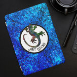 Cubierta Para iPad Pro Art Gecko<br><div class="desc">Art Gecko Este estuche de teléfono está decorado con una hermosa silueta de gecko multicolor en un círculo. El fondo es un patrón azul purpurina que recuerda al agua. El gracioso texto que dice "Art Gecko" es una referencia al "Art Deco",  puedes personalizar como quieras.</div>