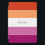 Cubierta Para iPad Pro Bandera Lesbiana personalizado Colores De Bandas C<br><div class="desc">Diseño de rayas en bloques de color blanco y violeta,  naranja y moderno (colores de la bandera lesbiana). Añade el nombre de tu elección al personalizar de esta buena cubierta para iPad pro.</div>