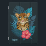 Cubierta Para iPad Pro Bonito Jungle Leopard Floral Art | Azul | Nombre<br><div class="desc">Esta impresionante cubierta de ipad cuenta con un leopardo dibujado a mano/pintado, con hojas de selva tropical en tonos azules, así como una flor de hibiscos rosa brillante, sobre un fondo de color personalizado (que se muestra en azul marino). Se incluye una plantilla de texto para facilitar la personalización. Moderna,...</div>