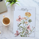 Cubierta Para iPad Pro Buque de flores silvestres de color de agua monogr<br><div class="desc">Eleva tu estilo iPad con nuestro Funda Monogram Wildflower Bouquet. ¡Protección y belleza inspiradas en la naturaleza!</div>