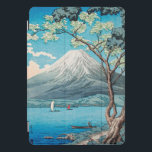 Cubierta Para iPad Pro CASO iPAD - Monte Fuji del lago Yamanaka<br><div class="desc">Este estuche iPad presenta un colorido ilustracion japonés del "Monte Fuji desde el lago Yamanaka" de Hiroaki Takahashi (1871-1945) . Esta imagen NO SE PUEDE quitar, pero se puede mover hacia arriba o hacia abajo un poco para alcanzar la vista que prefiera. Personalice con texto personalizado en la elección del...</div>