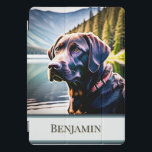 Cubierta Para iPad Pro Chocolate Lab Dog en Blue Mountain Lake iPad Pro C<br><div class="desc">El diseño de este estuche para iPad presenta un busto de un laboratorio de chocolate contra una variedad de montañas,  árboles y un lago. Añade tu nombre para personalizarlo. Ideal para el cazador o amante del perro en tu vida. Creado por Simply Farmhouse Press.</div>