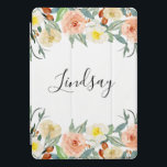 Cubierta Para iPad Pro Color de agua rosa crema rosada Flor Boho<br><div class="desc">Con las hermosas flores de color rosa y crema melocotón y tu nombre es un guión caligráfico,  este estuche para iPad seguro será un atractivo cuando alguien vea tu tablet en las manos.</div>