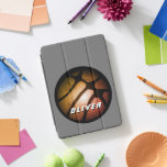Cubierta Para iPad Pro Deportes de baloncesto de Naranja negro metálico<br><div class="desc">Naranja negro metálico Baloncesto Ball Sports funda de portátil. Agrega tu nombre o borra.</div>
