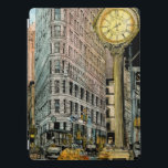 Cubierta Para iPad Pro Destinos | Vintage Quinta Avenida Clock<br><div class="desc">Descubra este diseño de acuarela y tinta maravillosamente elaborado por Melissa Wang y traído por el World Art Group en Zazzle. Esta imagen representa el edificio Flatiron de Nueva York y el reloj de la Quinta Avenida rodeado por el ajetreo de la vida cotidiana de la ciudad. Echa un vistazo...</div>