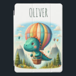 Cubierta Para iPad Pro Dinosaurio lindo volando en globo aerostático<br><div class="desc">Deja que tu pequeño explorador se eleve sobre las nubes con esta cubierta personalizada del iPad mostrando un encantador dinosaurio en una mágica aventura montañosa. Imaginen un vibrante globo de aire caliente deslizándose sobre picos majestuosos, creando una escena caprichosa. También está personalizado de manera única con el nombre de su...</div>
