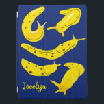 Cubierta Para iPad Pro El plátano corre con el amarillo y el azul persona<br><div class="desc">Proteja su iPad con estilo con esta cubierta personalizada. Presenta ilustraciones de babosas de banana en un brillante y soleado conjunto amarillo contra un fondo azul real,  y está listo para ser personalizado con un nombre en letras de escritura amarilla.</div>