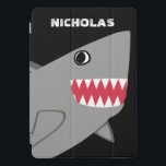 Cubierta Para iPad Pro El tiburón gris lindo personalizado embroma<br><div class="desc">El tiburón gris lindo personalizado embroma la cubierta elegante del iPad moderno de los pescados. Corrija para cambiar color de fondo o color de la fuente. Tiburón gris con los dientes agudos en un fondo negro con nombre arriba en fuente del blanco de la diversión. Accesorios electrónicos temáticos del asesino...</div>