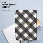 Cubierta Para iPad Pro Elegante estilo moderno sencillo guion negro y dor<br><div class="desc">Proteja su iPad con estilo con esta cubierta sencilla y elegante. Cuenta con un fondo de gingham negro clásico y moderno y un moderno tipo de letra de escritura dorada con tu nombre. Actualice la plantilla fácil de usar con su elección de nombre. Crea tu propio regalo único y perfecto....</div>