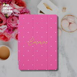 Cubierta Para iPad Pro Elegante Moda Elegante Punto de Polka Caliente Ros<br><div class="desc">Proteja su iPad con estilo con esta elegante y protectora cubierta para iPad. Cuenta con un pequeño punto de polka blanco sobre un fondo rosa brillante y un moderno tipo de letra de guión de tono dorado con tu nombre. Actualice la plantilla fácil de usar con su elección de nombre....</div>