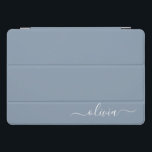 Cubierta Para iPad Pro Elegante Monograma moderno Minimalista azul turbio<br><div class="desc">Presentamos nuestra Dusty Blue Minimalista Monogram Elegant Collection: Eleva tu estilo con sofisticación y encanto intemporal. Nuestra colección presenta diseños minimalistas en un suave y polvoriento matiz azul, realzados con elegantes monogramas adaptados a su gusto personal. Desde la papelería refinada hasta los accesorios versátiles, cada pieza de nuestra colección está...</div>