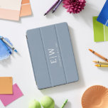 Cubierta Para iPad Pro Elegante Monograma moderno Minimalista azul turbio<br><div class="desc">Presentamos nuestra Dusty Blue Minimalista Monogram Elegant Collection: Eleva tu estilo con sofisticación y encanto intemporal. Nuestra colección presenta diseños minimalistas en un suave y polvoriento matiz azul, realzados con elegantes monogramas adaptados a su gusto personal. Desde la papelería refinada hasta los accesorios versátiles, cada pieza de nuestra colección está...</div>