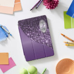 Cubierta Para iPad Pro Elegante Monograma Purpurina púrpura y plateado<br><div class="desc">Funda Monograma para iPad lista para su personalización. Nota ✔: No es necesario cambiar todas las áreas de plantilla. 📌 Si necesita más personalización, haga clic en el botón "Haga clic para más Personalizares" o "Personalizar o Editar diseño" y utilice nuestra herramienta de diseño para cambiar el tamaño, rotar, cambiar...</div>