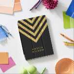 Cubierta Para iPad Pro Elegante Patrón de Chevron de oro Faux Black Name<br><div class="desc">Elegante portada para iPad negro con un patrón de chevron de oro falso que puedes personalizar con tu nombre. Fantástico como regalos para la familia y amigos o para usted. Personalízalo reemplazando el texto del marcador de posición. Para obtener más opciones, como cambiar el tipo de letra y su tamaño,...</div>