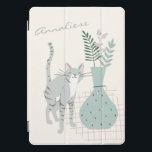 Cubierta Para iPad Pro Elegante Personalizado de Ilustracion floral de ga<br><div class="desc">Esta elegante cubierta para iPad cuenta con un ilustracion de un gato gris parado al lado de un verde azulado jarrón verde lleno de flores y botánicos. Personalízalo con tu nombre en tipografía manuscrita. Un gran regalo para los amantes del gato.</div>