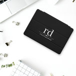 Cubierta Para iPad Pro Elegante regalo de Monograma Negro y Blanco Grooms<br><div class="desc">¿Buscando un regalo práctico y elegante para los padrinos? No busque más y venga a esta sofisticada cubierta para iPad, con las Iniciales de Monograma Clásico en blanco y negro. El diseño elegante y los materiales de alta calidad lo convierten en la adición perfecta a cualquier espacio de trabajo o...</div>