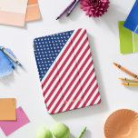 Cubierta Para iPad Pro Estrellas azul rojo patriótico Estrellas monograma<br><div class="desc">El todo americano, Stars and Stripes, Old Glory, Star-Spangled Banner, personalizado, personalizado, bello y elegante letra falsa de tipografía de oro nombre de guión monograma / iniciales, patriótico, bandera estadounidense, monogramada, cool, cubierta inteligente iPad magnética que se dobla en múltiples posiciones y cuenta con interior de microfibra gris que ayuda...</div>
