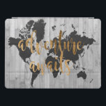 Cubierta Para iPad Pro Explorador joven VI<br><div class="desc">Un diseño lindo que ofrece una frase del texto de la guarida del gol y un mapa negro del mundo sobre un fondo gris del tablón. Artista: Estudio W</div>