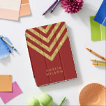 Cubierta Para iPad Pro Falso modelo conocido rojo elegante de Chevron del<br><div class="desc">Favorable cubierta del iPad rojo elegante que ofrece el falso modelo del galón del oro que usted puede personalizar con su nombre. Grande como regalos para la familia y los amigos o para sí mismo. Personalícelo substituyendo el texto del placeholder. Para más opciones por ejemplo para cambiar la fuente y...</div>