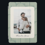 Cubierta Para iPad Pro Familia personalizado Foto Boho Arch Pattern Sage<br><div class="desc">Un diseño elegante y elegante con un estilo de arco inspirado en el boho en verde sabio suave. La estética moderna y minimalista crea un aspecto atemporal, perfecto para los amantes de los diseños geométricos contemporáneos con una sutil influencia retro. Una gran opción para los individuos de tendencia hacia adelante...</div>