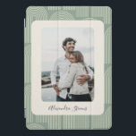 Cubierta Para iPad Pro Familia personalizado Foto Boho Arch Pattern Sage<br><div class="desc">Un diseño elegante y elegante con un estilo de arco inspirado en el boho en verde sabio suave. La estética moderna y minimalista crea un aspecto atemporal, perfecto para los amantes de los diseños geométricos contemporáneos con una sutil influencia retro. Una gran opción para los individuos de tendencia hacia adelante...</div>