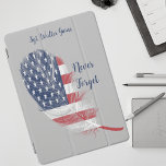 Cubierta Para iPad Pro Feather USA Flag nunca olvidó el recuerdo<br><div class="desc">Feather USA Flag Nunca Olvide la cubierta del iPad de recuerdo. Presentamos nuestra pluma personalizada con la bandera de EE.UU. Nunca olvidemos la cubierta del iPad de recuerdo, un diseño conmovedor para honrar y recordar. La pluma, elegantemente representada, incrustada con la bandera de los Estados Unidos, simboliza la resiliencia y...</div>