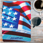 Cubierta Para iPad Pro Firma de marca norteamericana ondulada<br><div class="desc">Celebra tu patriotismo y exhibe tu individualidad con nuestra tableta personalizada con la bandera norteamericana ondeando. Mantente conectado,  productivo y entretenido mientras muestras orgullosamente tu amor por tu país.</div>