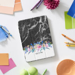 Cubierta Para iPad Pro Flores de color de mármol negro<br><div class="desc">Elegante diseño moderno con mármol negro y gris de imitación acentuado con coloridos acuarelas florales. Fondo blanco cambiable y monograma de personalizable.</div>