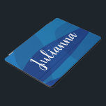 Cubierta Para iPad Pro Formas abstractas con estilo en nombre personaliza<br><div class="desc">Esta elegante y moderna obra de arte minimalista combina formas orgánicas simples con bonitos gradientes de azul. Personalízalo con tu nombre en letras de guiones.</div>
