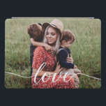 Cubierta Para iPad Pro Foto personalizada del guión de amor familiar<br><div class="desc">Usando un guión hermoso y moderno para la palabra "Amor",  esta foto de amor familiar puede ser fácilmente personalizada con su foto familiar favorita en este funda de tablet. Una elegante cubierta de tablet para proteger su equipo y hacerlo personal y memorable. Un gran regalo.</div>