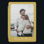 Cubierta Para iPad Pro Fotografía personalizada de caligrafía amarilla de<br><div class="desc">Esta cubierta personalizada del iPad presenta un diseño moderno y elegante con una foto de personalizable en la parte delantera, enmarcada por un cálido borde amarillo mostaza. El diseño se acentúa con un guión blanco elegante para su nombre o mensaje, lo que lo convierte en un accesorio único y práctico....</div>