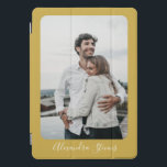 Cubierta Para iPad Pro Fotografía personalizada de caligrafía amarilla de<br><div class="desc">Esta cubierta personalizada del iPad presenta un diseño moderno y elegante con una foto de personalizable en la parte delantera, enmarcada por un cálido borde amarillo mostaza. El diseño se acentúa con un guión blanco elegante para su nombre o mensaje, lo que lo convierte en un accesorio único y práctico....</div>