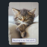 Cubierta Para iPad Pro Gatito dormido<br><div class="desc">La siesta es mi mejor trabajo. | Avanti,  la marca de humor global ha estado entreteniendo al mundo con sus tarjetas de felicitación Feel Good Funny durante más de 40 años. Nuestros personajes viven la vida al máximo y celebran el humor en la vida cotidiana.</div>
