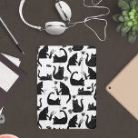 Cubierta Para iPad Pro Gatos malos golpeando a las cosas<br><div class="desc">Este patrón dibujado a mano es una compilación de peludos felinos negros que golpean varias cosas - tazas de café,  suculentos,  telediarios y jarrones de flores. Un patrón gracioso para los que aman a sus gatos,  aunque a veces son tontos que golpean las cosas.</div>
