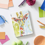Cubierta Para iPad Pro Giraffe de los pantalones inteligentes<br><div class="desc">Esta acuarela tiene una jirafa de colores en anteojos | Por Jennifer Goldberger</div>
