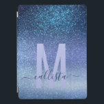 Cubierta Para iPad Pro Gradiente Ombre del triple Purpurina azul de la Ma<br><div class="desc">Este elegante, glamuroso y de moda es perfecto para una chica moderna y elegante. Tiene un purpurina azul marino fino impreso en azul perenne en un gradiente azul pastel oscuro. Es moderno, bonito, niñita, única y fresca. Sólo personalizar con tu monograma personalizado e inicial. ***NOTA DE DISEÑO IMPORTANTE: Para cualquier...</div>