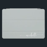 Cubierta Para iPad Pro Guión de nombre de monograma verde de sabio simple<br><div class="desc">Girly Sage Green Minimalista Nombre de Monograma Simple Firma Script Personalizado Funda personalizada para iPad. Este diseño presenta su nombre de pila en una tipografía (o caligrafía) de tipo de letra cruz con letras a mano en color verde sabio o verde polvoriento. Tan fácil de personalizar. Excelente regalo femenino elegante...</div>