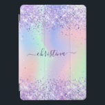 Cubierta Para iPad Pro Guión holográfico de nombre de purpurina rosa mora<br><div class="desc">Un fondo iridiscente y holográfico de moda con colores pastel en rosa, violeta, dorado rosa, verde menta. Decorada con polvo falso purpurina. Letras de color púrpura. Personaliza y agrega tu nombre. El nombre está escrito con un guión moderno de estilo con letras a mano con toques. Para que los cambios...</div>