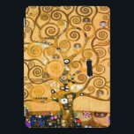 Cubierta Para iPad Pro Gustav Klimt Tree of Life<br><div class="desc">Portada del iPad con el mural de Gustav Klimt The Tree of Life, The Stoclet Frieze (1905-1911). Consta de tres mosaicos: The Expectation, Knight y The Embrace. Se representa a una hermosa mujer, un árbol dorado y dos amantes en un abrazo. Un regalo maravilloso para los amantes del arte Art...</div>