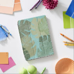 Cubierta Para iPad Pro Hojas Tropicales Faded<br><div class="desc">"Hartas hojas tropicales II" de Jade Reynolds. Presenta una colección de hojas tropicales en un diseño anticuado.</div>