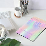 Cubierta Para iPad Pro Holografía de goteo morado rosado<br><div class="desc">Un fondo holográfico de moda con unicornio y colores pastel arcoiris en rosa, violeta, verde menta. Decorado con goteo en rosa y violeta. Letras de color púrpura. Personaliza y agrega tu nombre. El nombre está escrito con un guión moderno de estilo con letras a mano con toques. Para que los...</div>