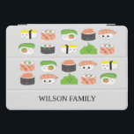 Cubierta Para iPad Pro Ilustracion familiar sushi personalizado<br><div class="desc">Con los bonitos ilustraciones de sushi en los que trabajamos juntos mi hija y yo. Nos encanta el sushi e ilustrarlo juntos fue muy divertido. Este diseño de funda de comprimidos está en un fondo blanco pero cambia el color como desee. Bandeja negra (disponible en color de la bandeja de...</div>