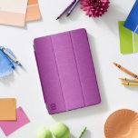 Cubierta Para iPad Pro Imagen de textura metálica de Ping profundo<br><div class="desc">Imagen de fondo de textura metálica de color rosa profundo con monograma personalizado. Diseño minimalista simple.</div>