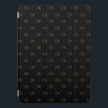 Cubierta Para iPad Pro Iniciales de monograma de oro negro minimalista mo<br><div class="desc">Personalice y añada sus letras de monograma,  iniciales,  Las iniciales de monograma como patrón en el fondo. Un color de fondo negro de moda clásico. Letras de colores dorados. Tanto para él como para ella.</div>