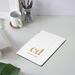 Cubierta Para iPad Pro Iniciales de monograma dorado blanco elegante mode<br><div class="desc">Un elegante fondo blanco,  textos dorados y negros. Personalice y agregue sus iniciales de monograma y un nombre. Tanto para él como para ella. Minimalista y moderno.</div>