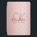 Cubierta Para iPad Pro Iniciales de monograma rosa polvoriento rosa<br><div class="desc">Personalice y agregue su nombre y letras de monograma,  iniciales. Las iniciales del monograma como patrón en el fondo. Rosa polvoriento femenino y grisáceo,  color de fondo degradado rosa. El nombre se escribe con un guión de estilo con letras a mano.</div>