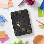 Cubierta Para iPad Pro Lujo eterno | Monograma mínimo<br><div class="desc">Actualice sus accesorios tecnológicos con un toque de sofisticación. El lujo eterno | La tapa minimalista Monogram iPad Pro presenta un elegante fondo negro adornado con elegantes acentos geométricos dorados, creando un estilo moderno y clásico. Personalízalo con tus iniciales para un toque realmente hecho a medida. Características: Protección ✅ Premium...</div>