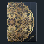 Cubierta Para iPad Pro Mandala de oro azul de la marina moderna de moda<br><div class="desc">Esta moda de inspiración bohemia es perfecta para una mujer de diseño. Se trata de una mandala de Relieve metalizado dorado con estampado falso, sobre una marina oscura sencilla y moderna, con un fondo de degradado oscuro de color azul oscuro. Es bonito, boho, bonito, elegante y lujoso. Simplemente personalizar este...</div>