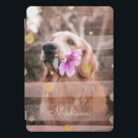Cubierta Para iPad Pro Mascota Dog Foto Cinta rosa Moda Purpurina dorada<br><div class="desc">Este moderno diseño presenta su foto favorita con un overlay rosado y puntos de polka purpurina dorado,  personalizados con su nombre. Perfecto como un regalo o para echarse a perder.</div>