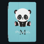 Cubierta Para iPad Pro Monograma Cute Panda Goma de burbuja personalizada<br><div class="desc">Un oso panda lindo sentado en el suelo sobre un fondo azul chicle de burbuja. Personalice con su monograma y nombre o elimine texto en cuadros de texto sin nombre.</div>